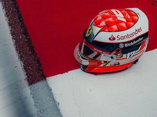 Titel-Bild zur News: Helmdesign von Charles Leclerc beim GP Japan 2024 in Suzuka in Erinnerung an Jules Bianchi