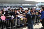Yuki Tsunoda (Racing Bulls) mit Fans