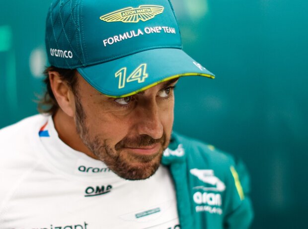 Formel-1-Fahrer Fernando Alonso in der Saison 2024 in der Box von Aston Martin