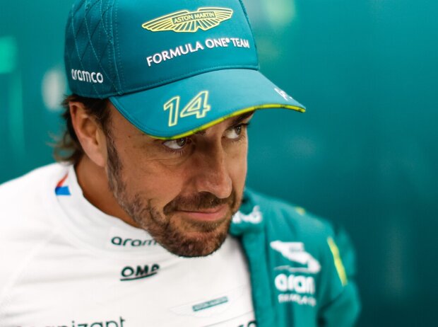 Formel-1-Fahrer Fernando Alonso in der Saison 2024 in der Box von Aston Martin Formel-1-Fahrer Fernando Alonso in der Saison 2024 in der Box von Aston Martin