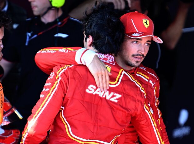 Titel-Bild zur News: Umarmung zwischen Carlos Sainz und Charles Leclerc nach dem Formel-1-Rennen in Melbourne 2024