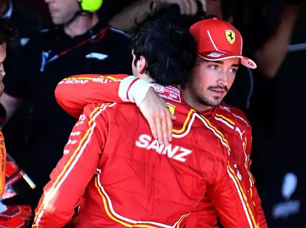 Umarmung zwischen Carlos Sainz und Charles Leclerc nach dem Formel-1-Rennen in Melbourne 2024 Titel-Bild zur News: Umarmung zwischen Carlos Sainz und Charles Leclerc nach dem Formel-1-Rennen in Melbourne 2024