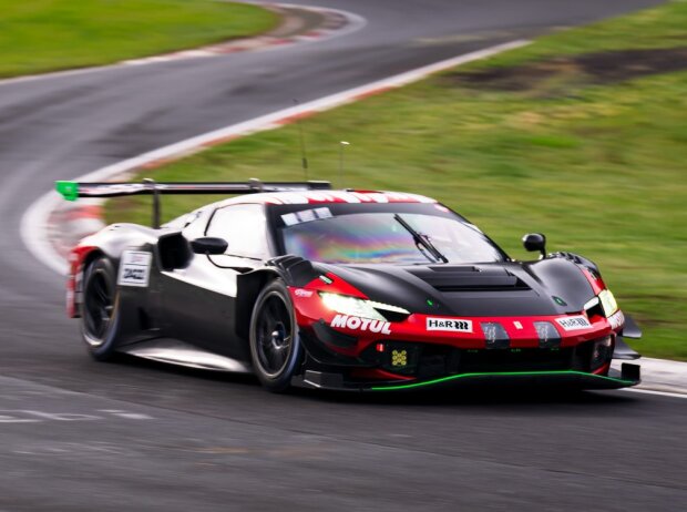 Titel-Bild zur News: Der Frikadelli-Ferrari bei den Einstellfahrten am Freitag vor dem NLS-Auftakt