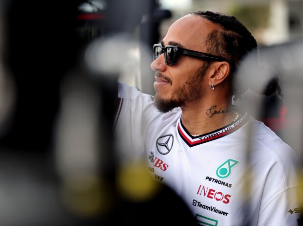 Titel-Bild zur News: Lewis Hamilton (Mercedes) winkt Fans beim Formel-1-Rennen in Japan 2024