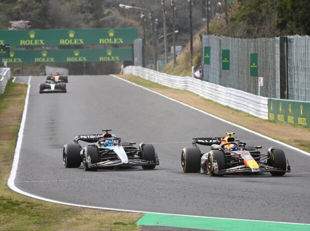 Titel-Bild zur News: Sergio Perez (Red Bull RB20) und George Russell (Mercedes W15) beim Formel-1-Rennen in Japan 2024