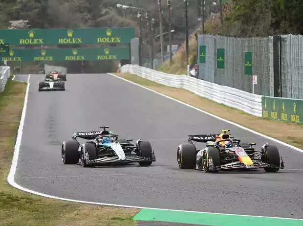 Sergio Perez (Red Bull RB20) und George Russell (Mercedes W15) beim Formel-1-Rennen in Japan 2024 Titel-Bild zur News: Sergio Perez (Red Bull RB20) und George Russell (Mercedes W15) beim Formel-1-Rennen in Japan 2024