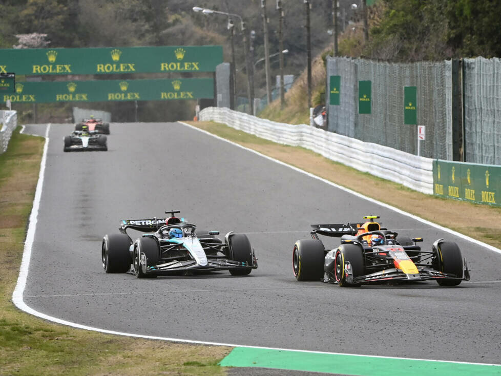 Sergio Perez (Red Bull RB20) und George Russell (Mercedes W15) beim Formel-1-Rennen in Japan 2024