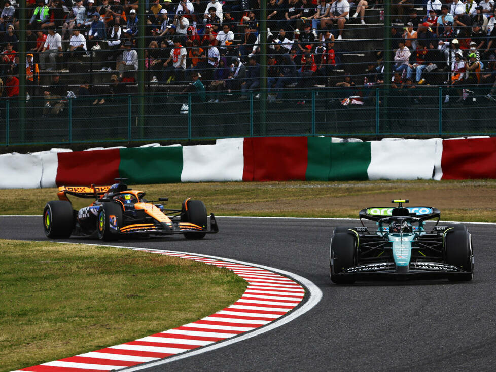 Fernando Alonso (Aston Martin AMR24) vor Oscar Piastri (McLaren MCL38) beim Formel-1-Rennen in Japan 2024