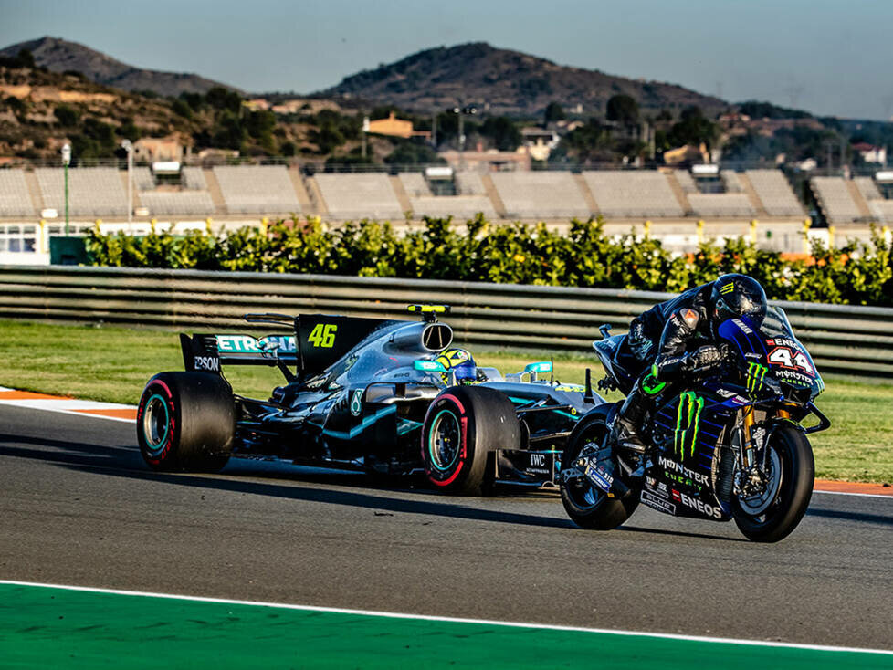 Fahrzeugtausch MotoGP vs. Formel 1: Lewis Hamilton und Valentino Rossi in Valencia