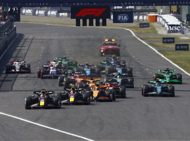 Titel-Bild zur News: Die Startphase beim Formel-1-Rennen in Japan 2024 auf dem Suzuka Circuit