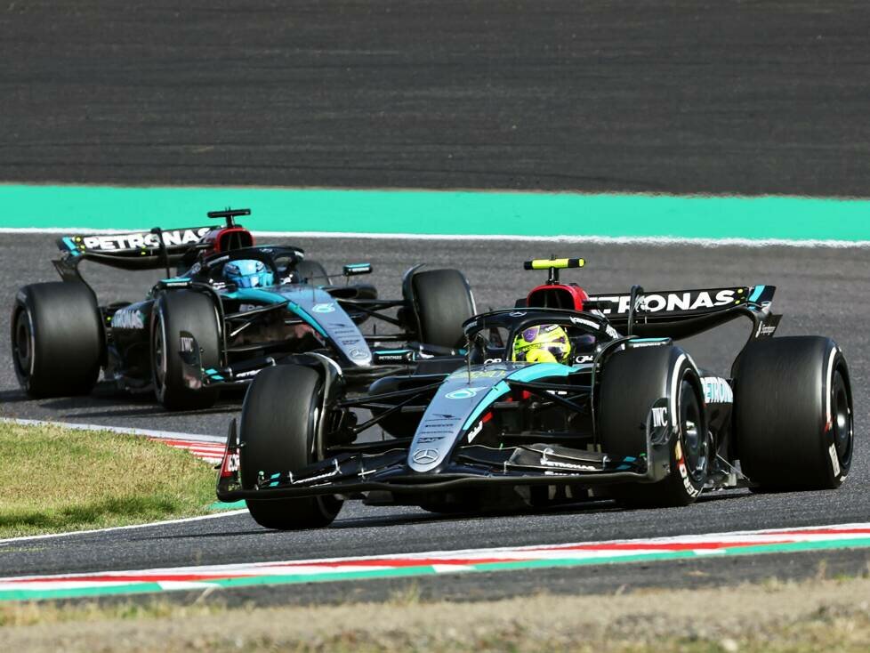 Lewis Hamilton vor Mercedes-Teamkollege George Russell beim Formel-1-Rennen in Japan 2024