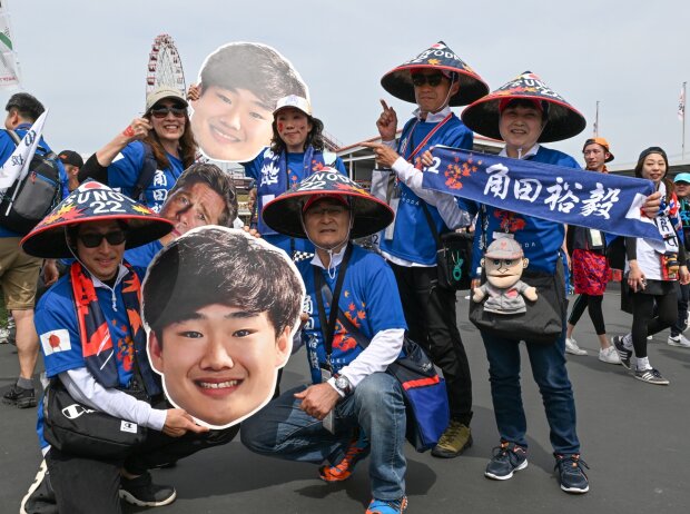 Fans von Formel-1-Fahrer Yuki Tsunoda beim Rennen in Japan 2024