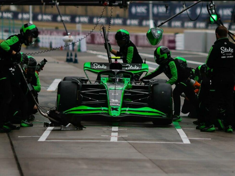 Guanyu Zhou im Sauber C44 beim Boxenstopp-Training in Japan 2024