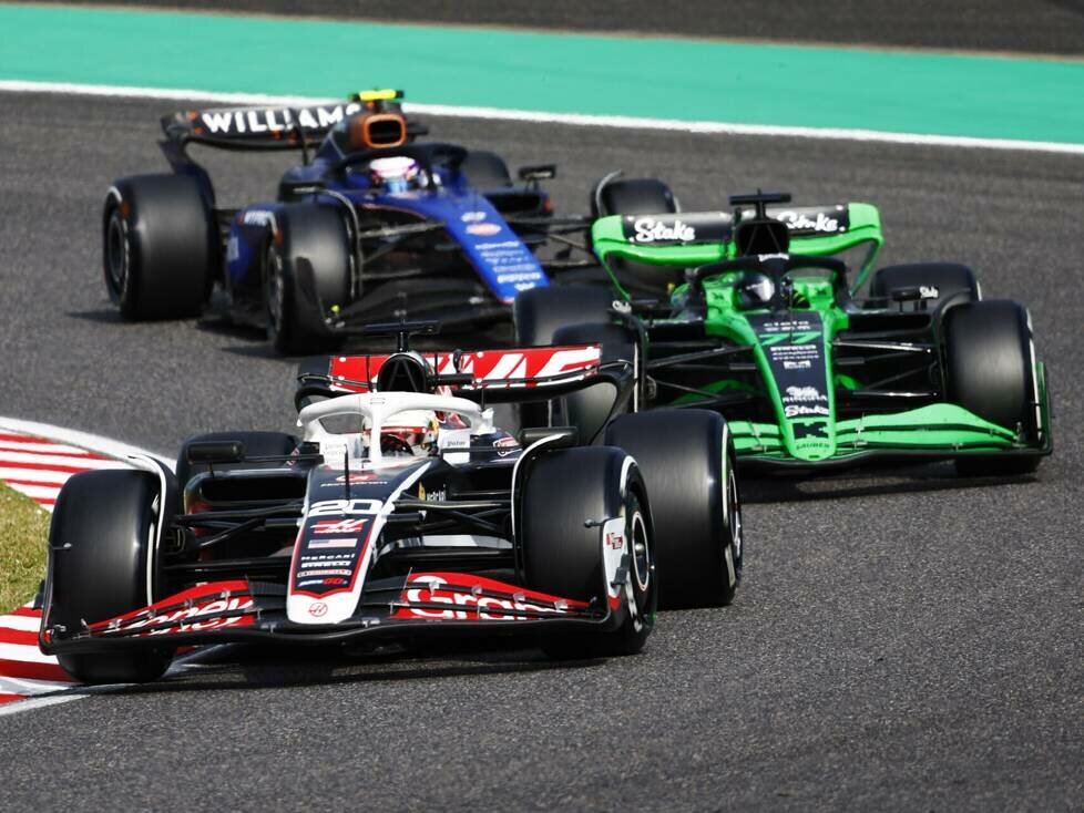 Kevin Magnussen im Haas vor Valtteri Bottas im Sauber und Logan Sargeant im Williams