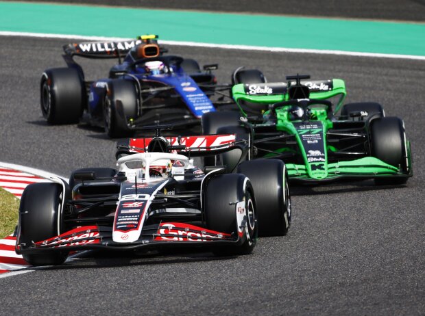 Kevin Magnussen im Haas vor Valtteri Bottas im Sauber und Logan Sargeant im Williams