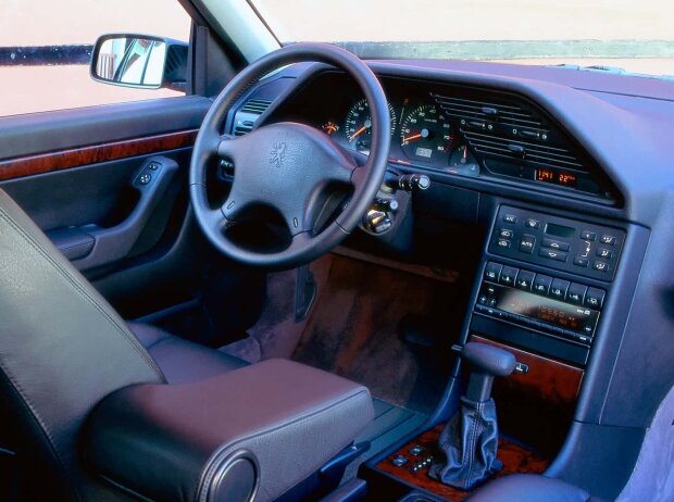 Cockpit des Peugeot 605 (1989-1999)
