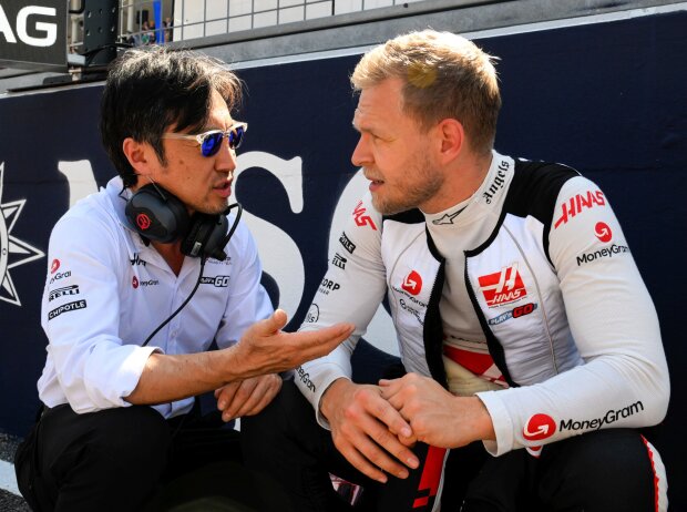 Haas-Teamchef Ayao Komatsu im Gespräch mit Kevin Magnussen
