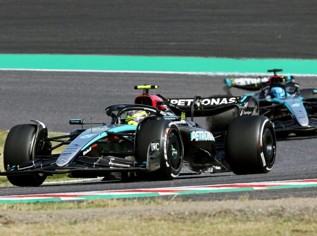 Titel-Bild zur News: Lewis Hamilton vor seinem Mercedes-Teamkollegen George Russell beim Formel-1-Rennen in Japan 2024