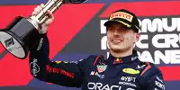 Max Verstappen mit dem Siegerpokal nach dem Formel-1-Rennen in Japan 2024