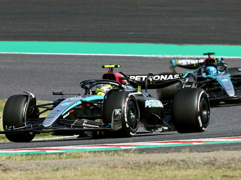Lewis Hamilton vor seinem Mercedes-Teamkollegen George Russell beim Formel-1-Rennen in Japan 2024