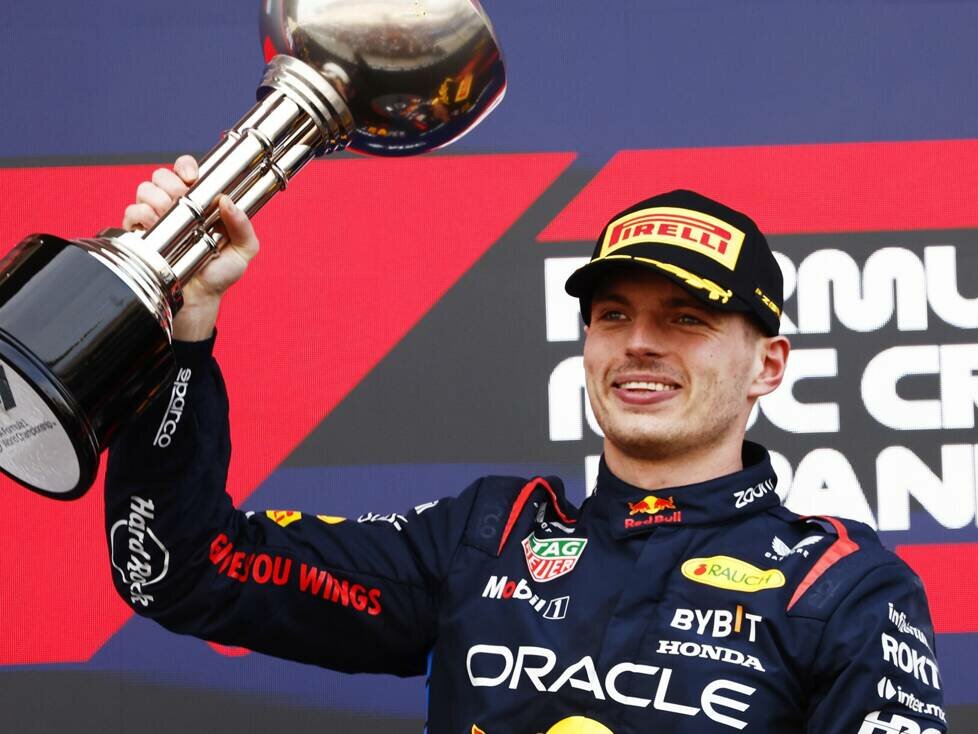 Max Verstappen mit dem Siegerpokal nach dem Formel-1-Rennen in Japan 2024
