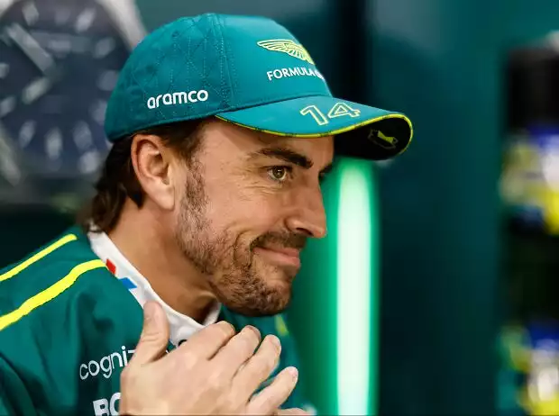 Fernando Alonso bleibt mindestens bis Ende 2026 bei Aston Martin Titel-Bild zur News: Fernando Alonso bleibt mindestens bis Ende 2026 bei Aston Martin