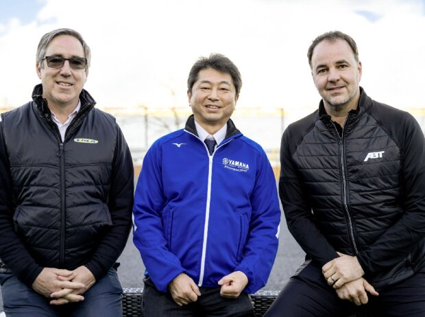 Mark Preston (Motorsportdirektor Lola), Heiji Maruyama (Managing Executive Officer Yamaha) und Thomas Biermaier (Abt-Teamchef)