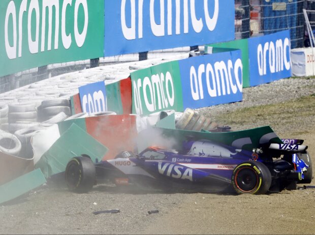 Nach dem Einschlag von Ricciardo und Albon reagiert die Rennleitung mit roter Flagge