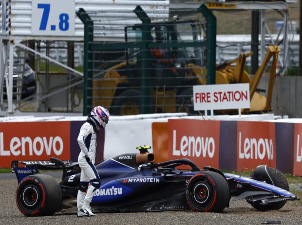 Titel-Bild zur News: Logan Sargeant (Williams FW46) crasht beim Training zum Formel-1-Rennen in Suzuka 2024