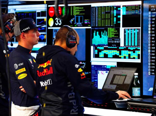 Max Verstappen mit Renningenieur vor einer Monitorwand mit Daten