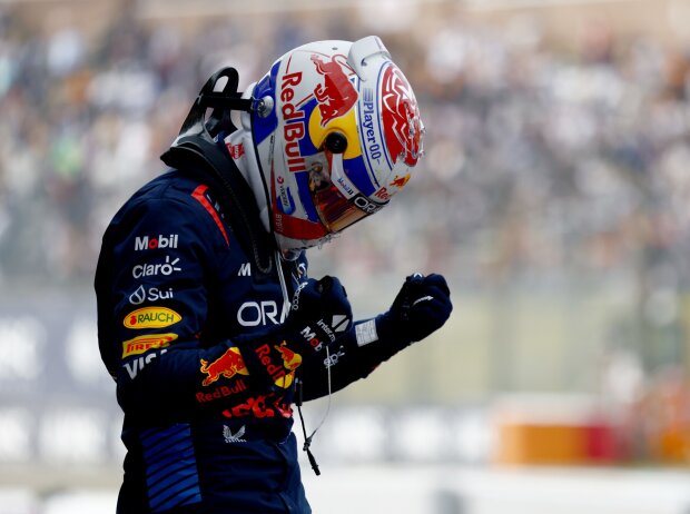 Max Verstappen (Red Bull) jubelt nach dem Sieg beim Formel-1-Rennen in Suzuka 2024