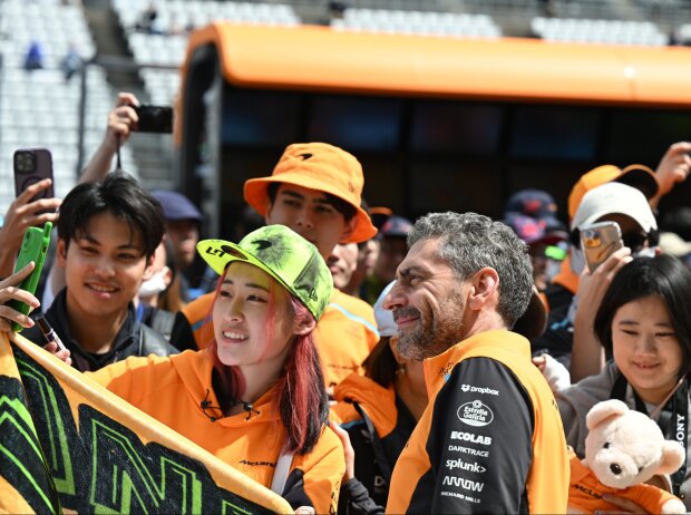 Gute Laune: McLarens Andrea Stella mit Fans in Japan