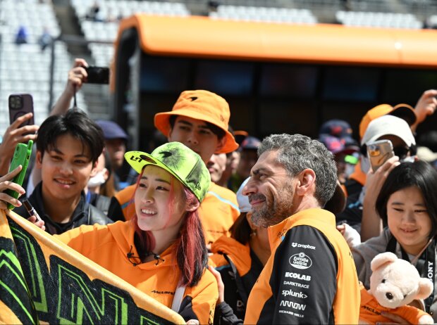 Gute Laune: McLarens Andrea Stella mit Fans in Japan Gute Laune: McLarens Andrea Stella mit Fans in Japan