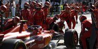 Carlos Sainz im Ferrari SF-24 beim Boxenstopp beim Formel-1-Rennen in Australien 2024