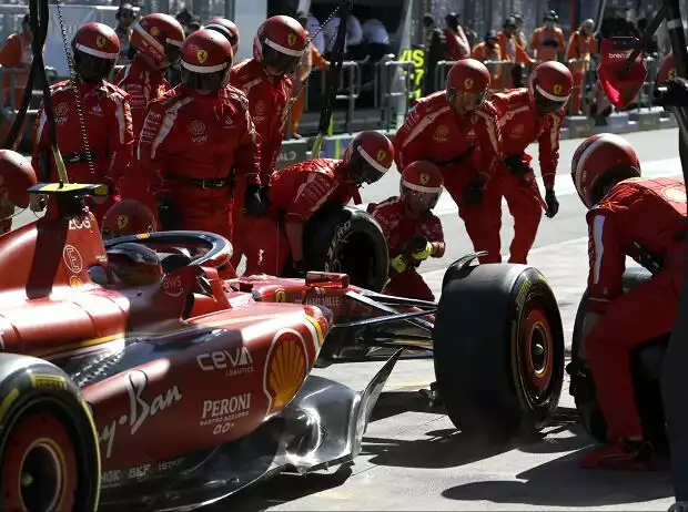 Carlos Sainz im Ferrari SF-24 beim Boxenstopp beim Formel-1-Rennen in Australien 2024 Titel-Bild zur News: Carlos Sainz im Ferrari SF-24 beim Boxenstopp beim Formel-1-Rennen in Australien 2024