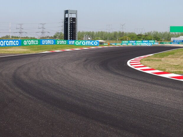 Titel-Bild zur News: Die Asphaltbeschaffenheit beim Grand Prix von China 2024 in Schanghai