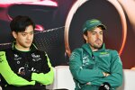 Guanyu Zhou (Sauber) und Fernando Alonso (Aston Martin) 