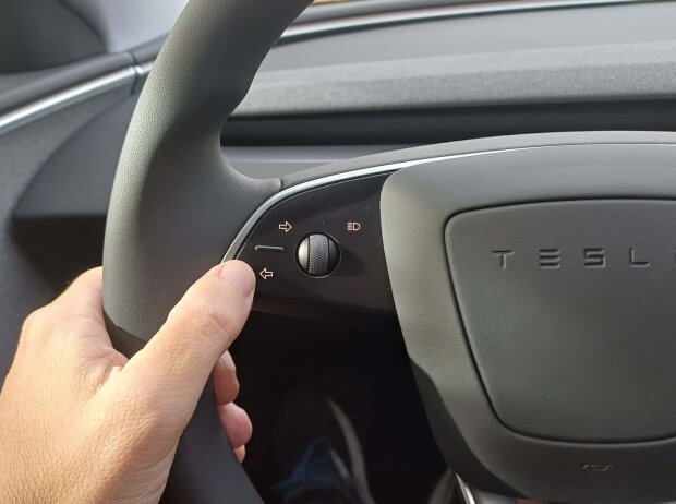 Beim gelifteten Tesla Model 3 wird mit Pfeil-Tasten am Lenkrad geblinkt, nicht per Hebel