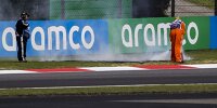 Feuer in der Auslaufzone: Gras brennt beim Freien Training der Formel 1 in Schanghai 2024