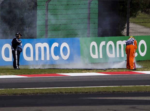 Titel-Bild zur News: Feuer in der Auslaufzone: Gras brennt beim Freien Training der Formel 1 in Schanghai 2024