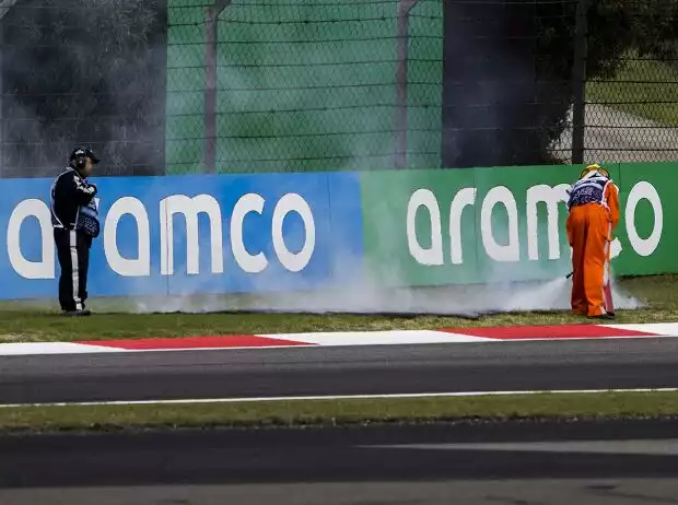 Feuer in der Auslaufzone: Gras brennt beim Freien Training der Formel 1 in Schanghai 2024 Titel-Bild zur News: Feuer in der Auslaufzone: Gras brennt beim Freien Training der Formel 1 in Schanghai 2024