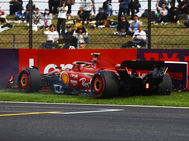 Titel-Bild zur News: Carlos Sainz (Ferrari SF-24) verunfallt im Qualifying zum Formel-1-Rennen in China 2024