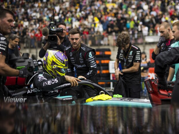Titel-Bild zur News: Noch klettert er für Mercedes ins Cockpit: Lewis Hamilton in China
