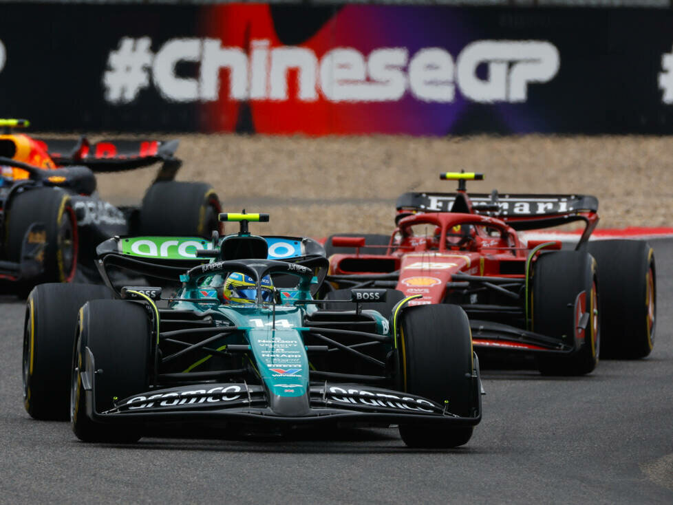 Fernando Alonso (Aston Martin AMR24) vor Carlos Sainz (Ferrari SF-24) beim Formel-1-Sprint in China 2024