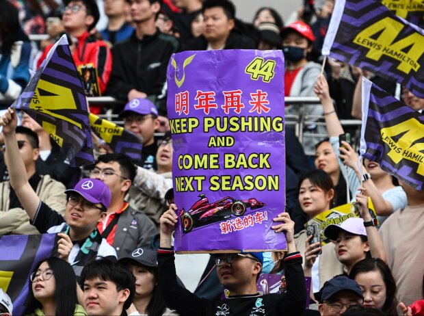 Die Fans in China freuen sich schon: Nächstes Jahr fährt Lewis Hamilton in Rot