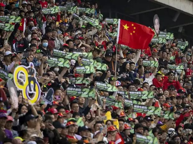 Formel-1-Fans beim China-Grand-Prix 2024 in Schanghai Titel-Bild zur News: Formel-1-Fans beim China-Grand-Prix 2024 in Schanghai