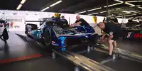 Technische Abnahme bei der IMSA: Ein GTP-Sportwagen auf der Hebebühne