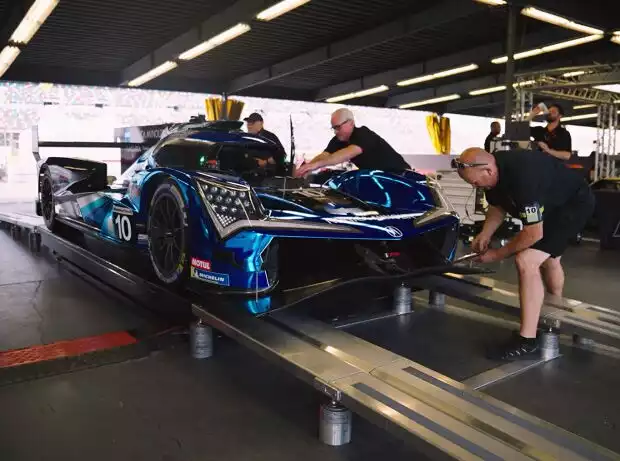 Titel-Bild zur News: Technische Abnahme bei der IMSA: Ein GTP-Sportwagen auf der Hebebühne