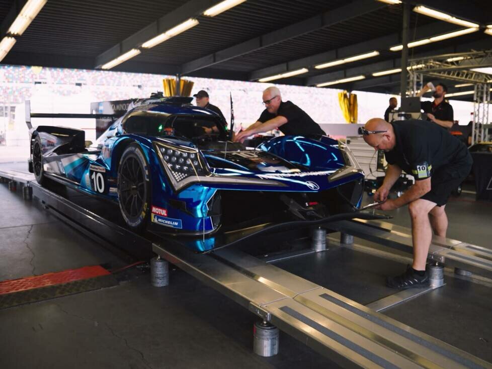 Technische Abnahme bei der IMSA: Ein GTP-Sportwagen auf der Hebebühne