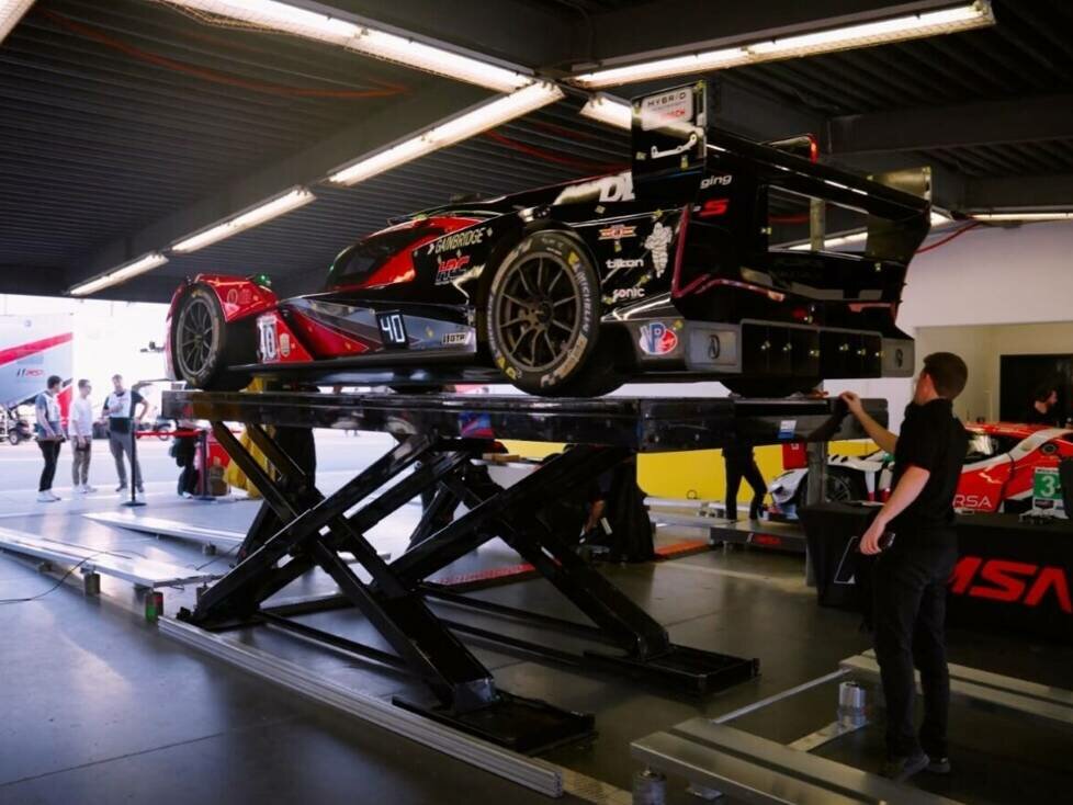 Technische Abnahme bei der IMSA: Ein GTP-Sportwagen auf der Hebebühne